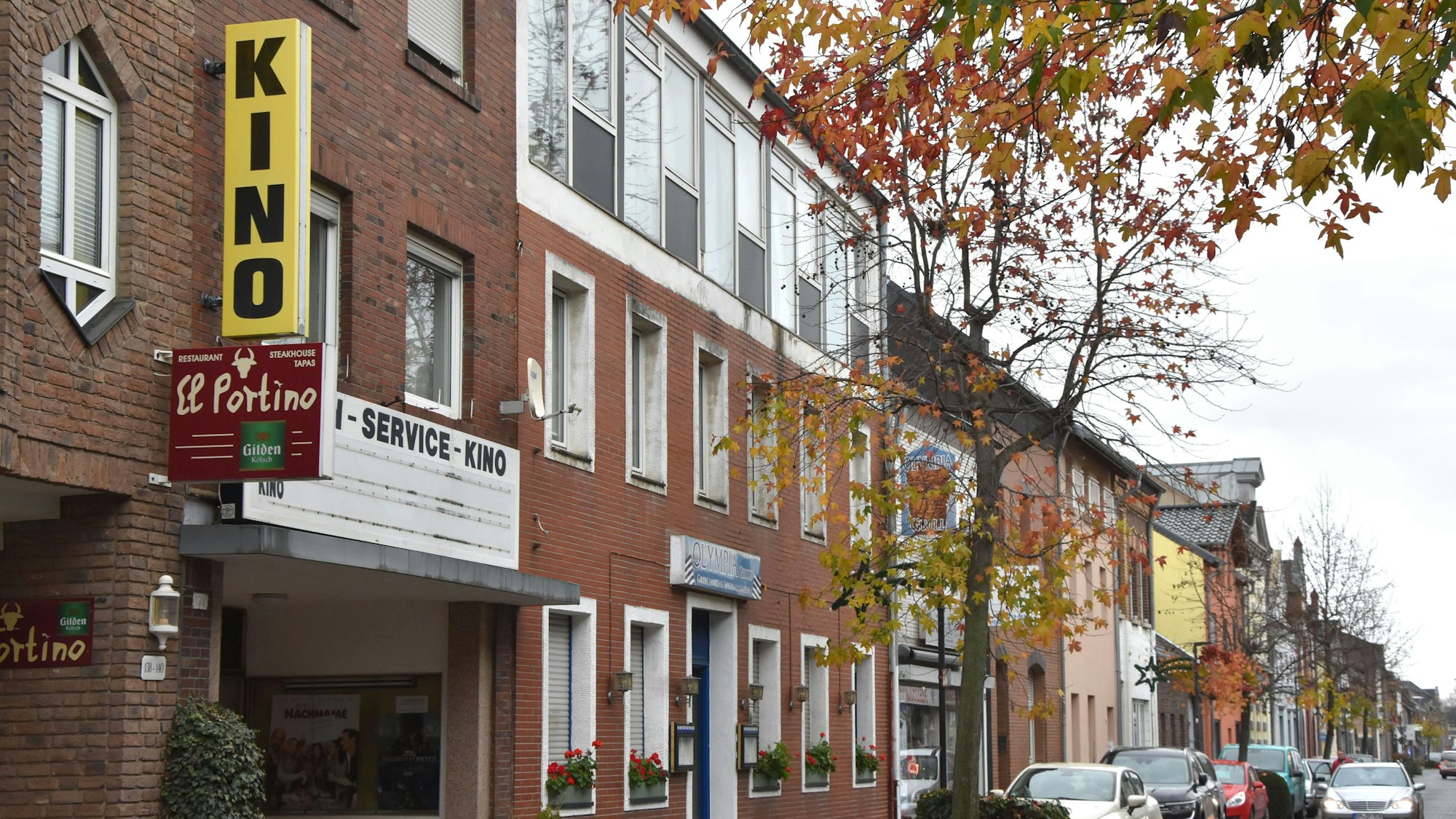 Das Bild zeigt das Kino von der Außenseite. Das Kino bleibt geschlossen, weil der Inhaber keinen Heizungsmonteur findet.