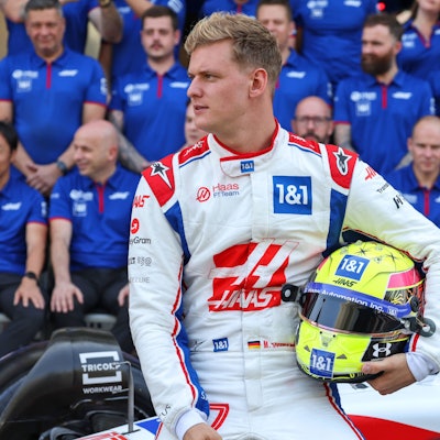 Mick Schumacher und das Haas-Team auf einem Gruppenfoto.