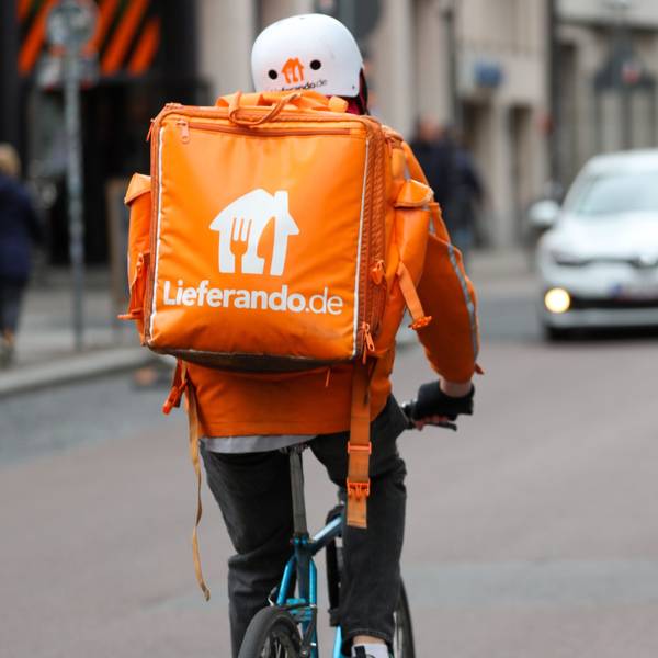 Ein Fahrradbote vom Lieferdienst «Lieferando.de» fährt durch die Innenstadt.