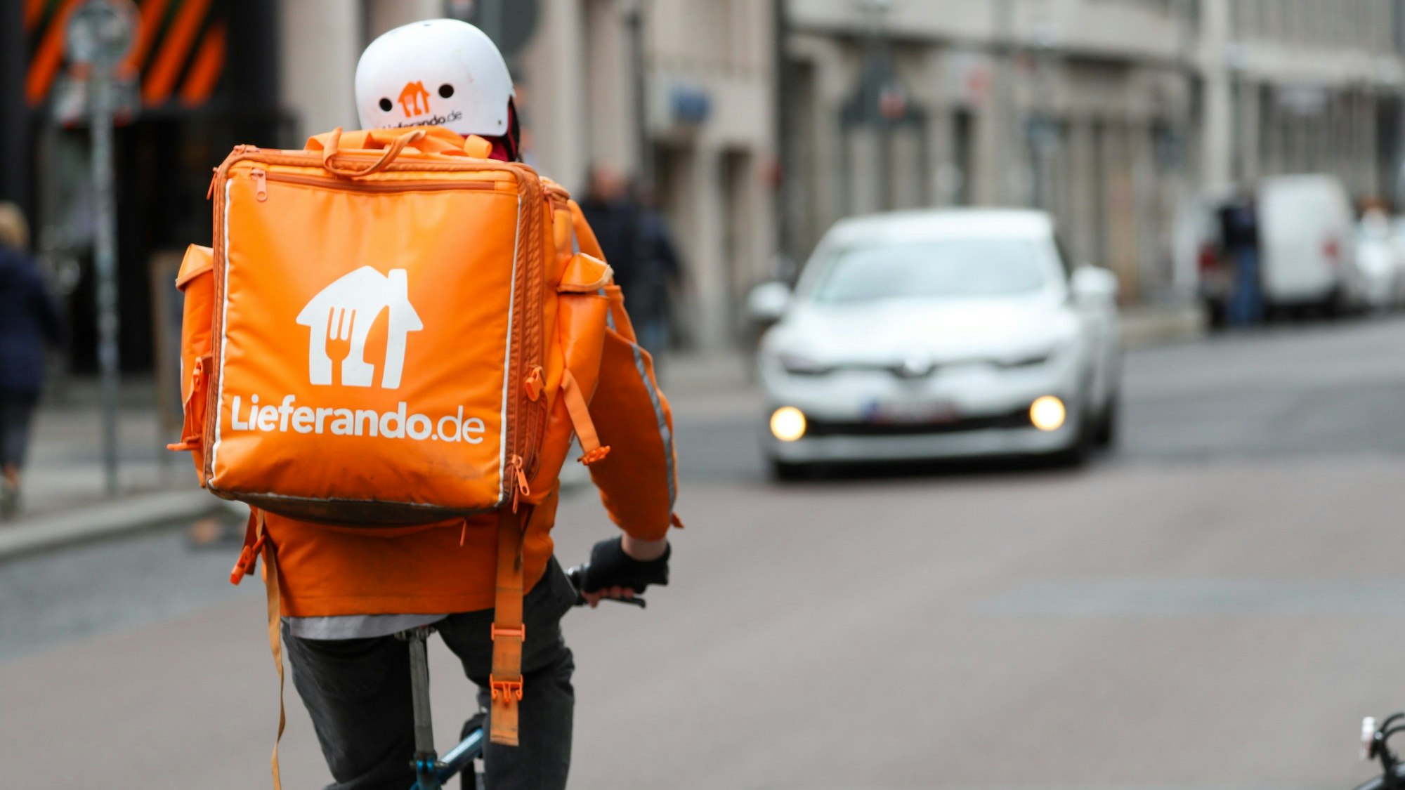 Ein Fahradbote vom Lieferdienst «Lieferando.de» fährt durch die Innenstadt.