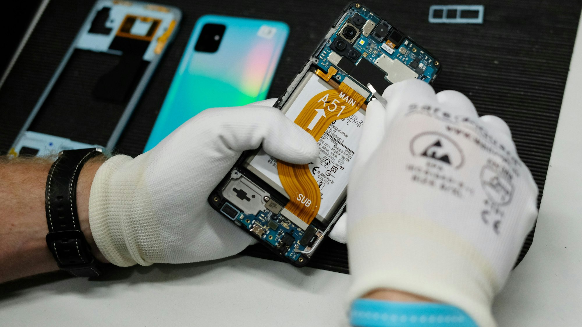 Reparatur eines Mobiltelefones in der Werkstatt der Komsa AG.