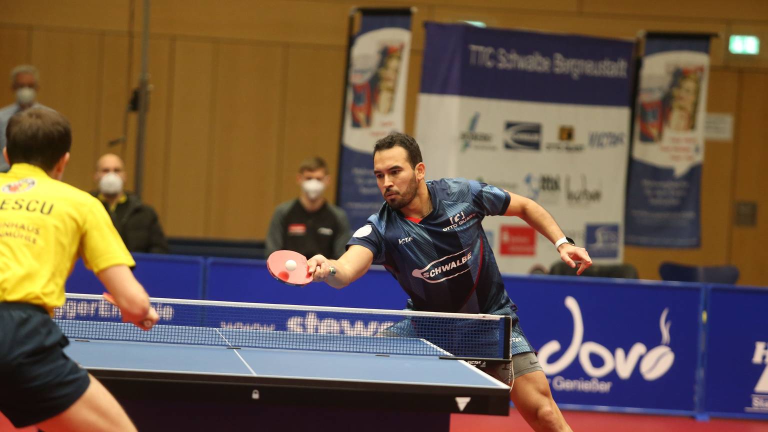 Alberto Mino, Tischtennisspieler des TTC Schwalbe Bergneustadt, spielt gegen einen Gegner des Post SV Mühlhausen.