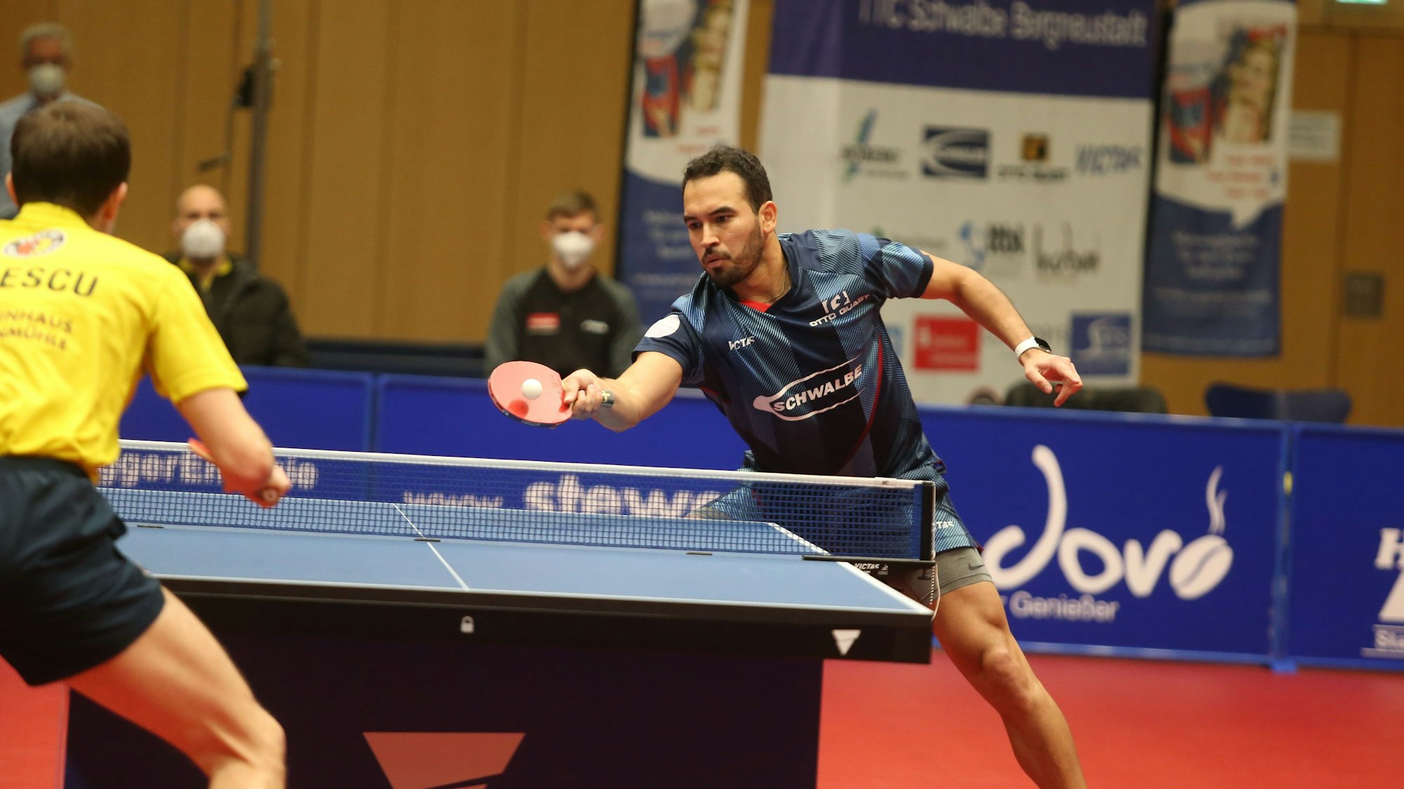 Alberto Mino, Tischtennisspieler des TTC Schwalbe Bergneustadt, spielt gegen einen Gegner des Post SV Mühlhausen.