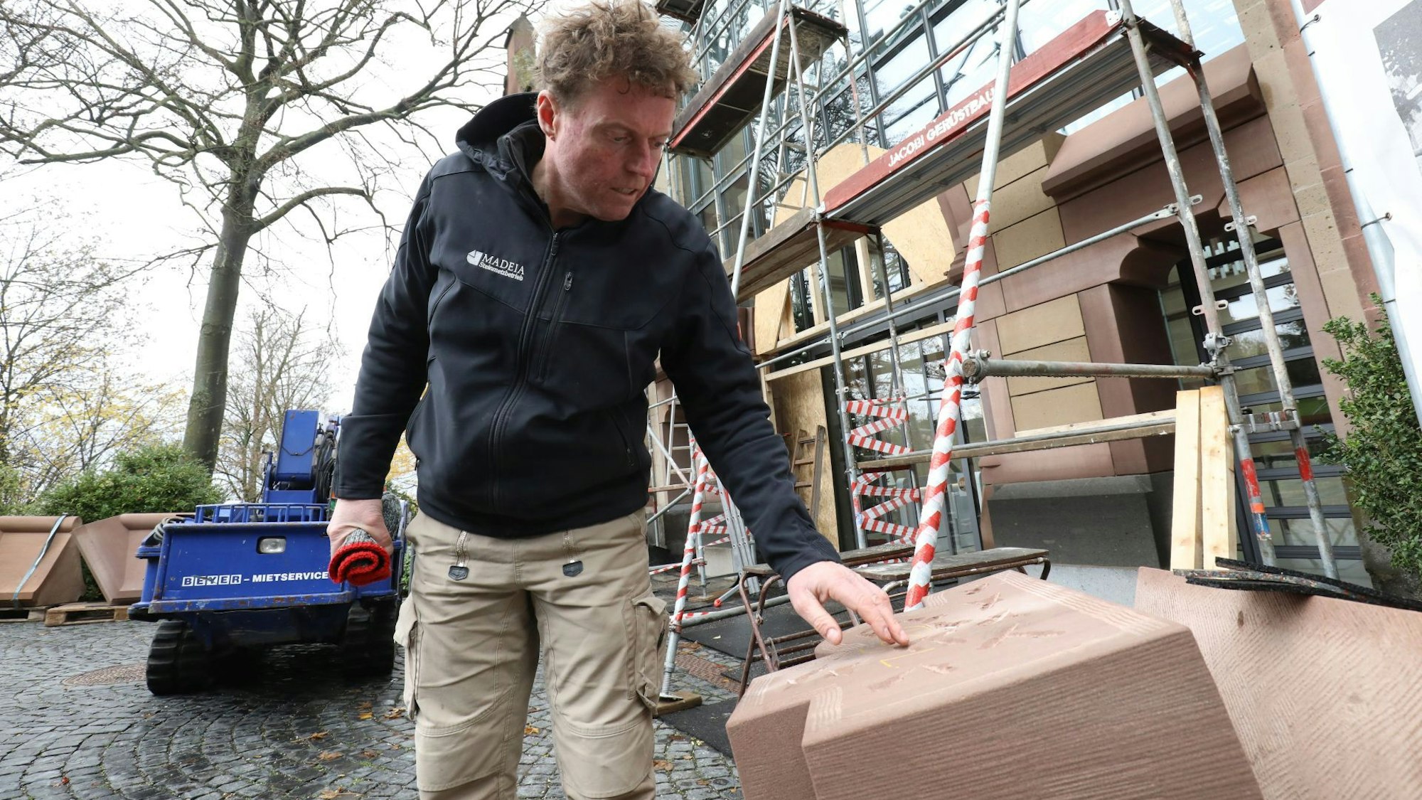 Schloss Drachenburg: Steinmetzmeister baut in Königswinter Torbogen ...