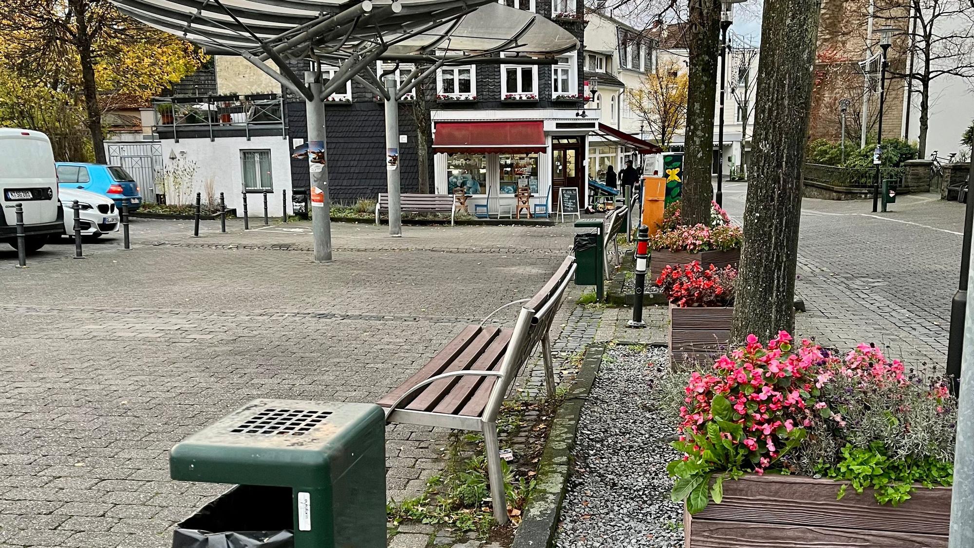 Ein Platz an der Hauptstraße in Burscheid mit Papierkörben und Bänken