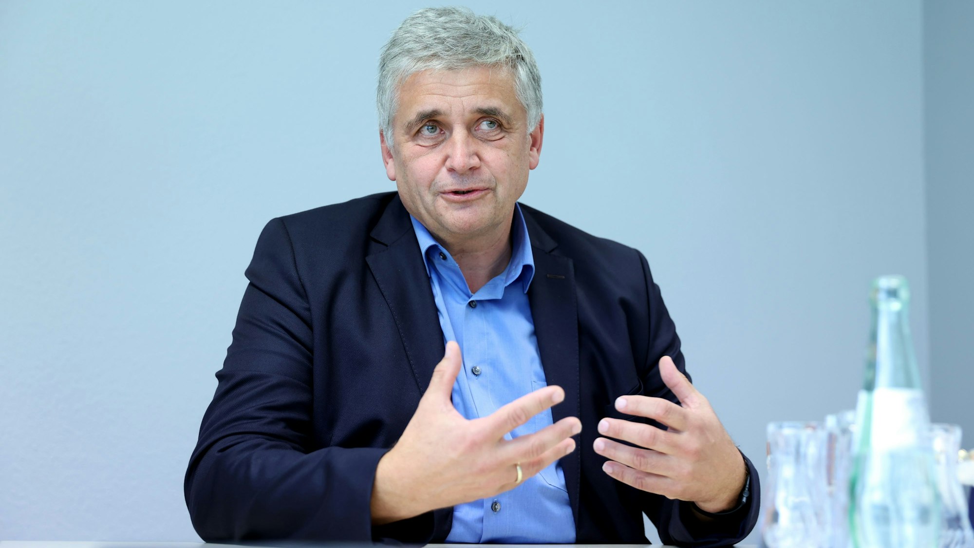 Der neue Kölner Kripo-Chef Michael Esser sitzt hinter seinem Schreibtisch.