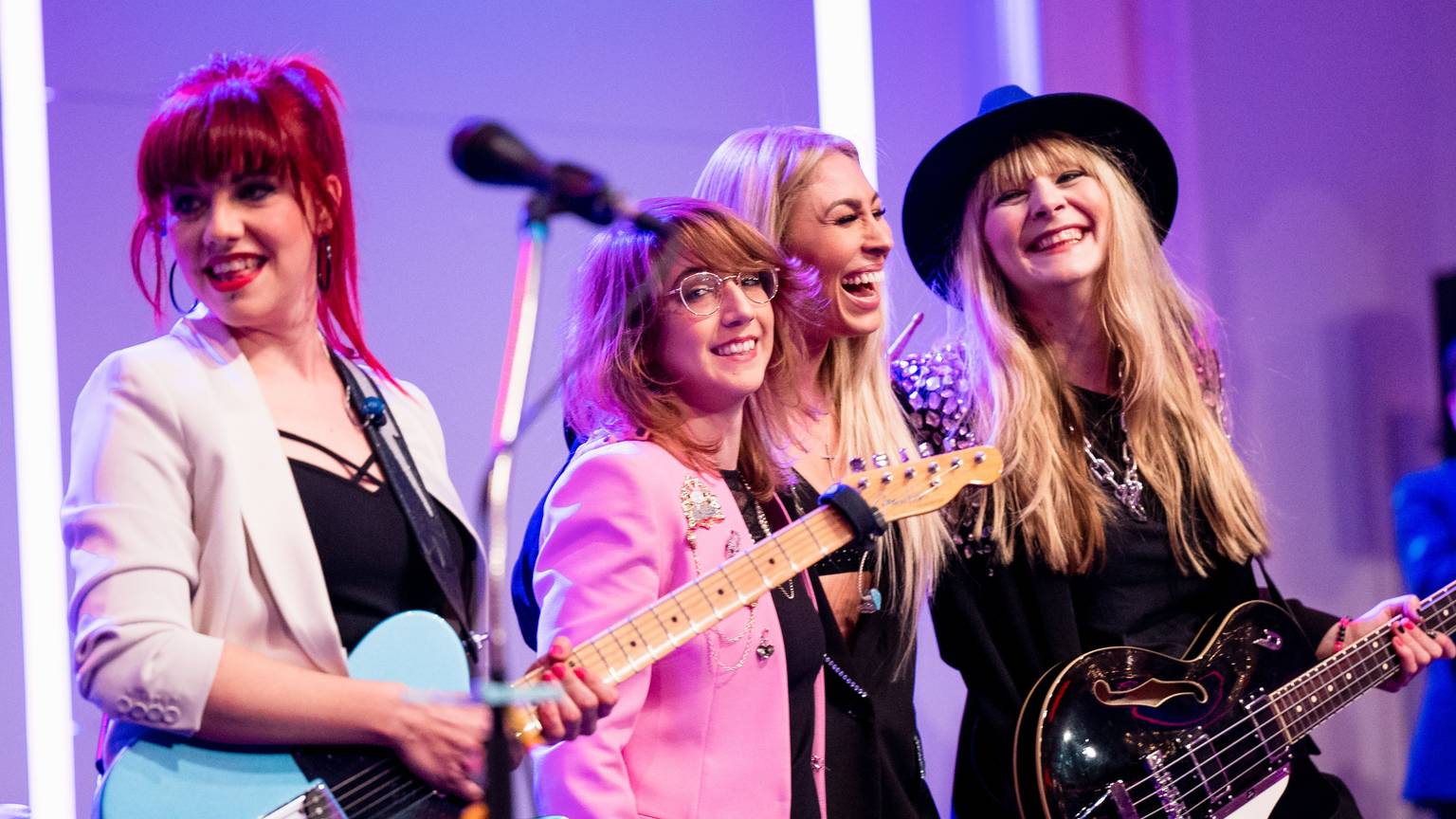 Mätropolis beim Vorstellabend des Festkomitees in der Flora: Jo Eicken (Gitarre), Trish Ross (Drums), Linda Teodosiu (Gesang) und Jenny Gerdts (Bass, v.l.)