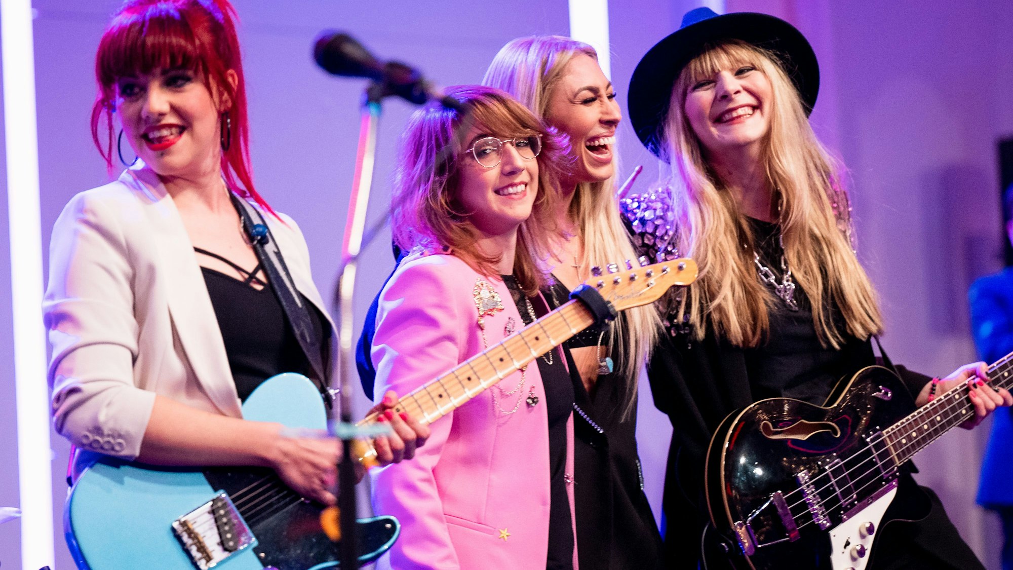 Mätropolis beim Vorstellabend des Festkomitees in der Flora: Jo Eicken (Gitarre), Trish Ross (Drums), Linda Teodosiu (Gesang) und Jenny Gerdts (Bass, v.l.)