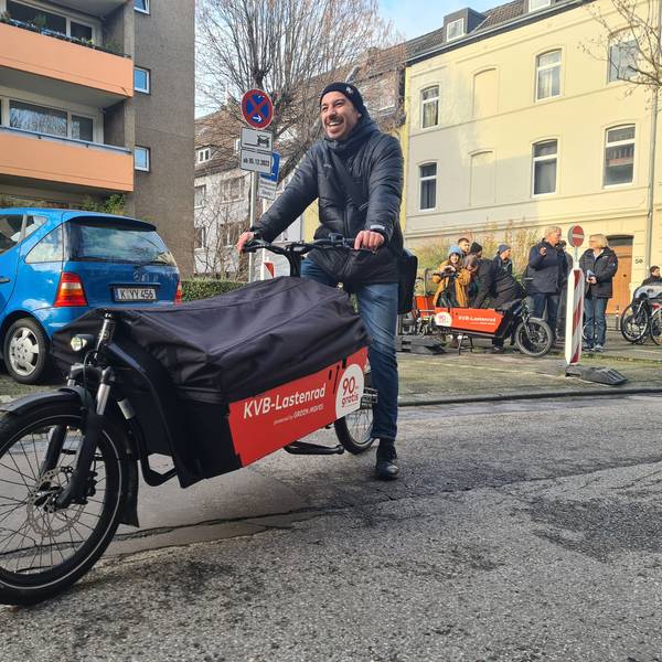 Ein Mann sitzt auf einem Lastenrad der KVB