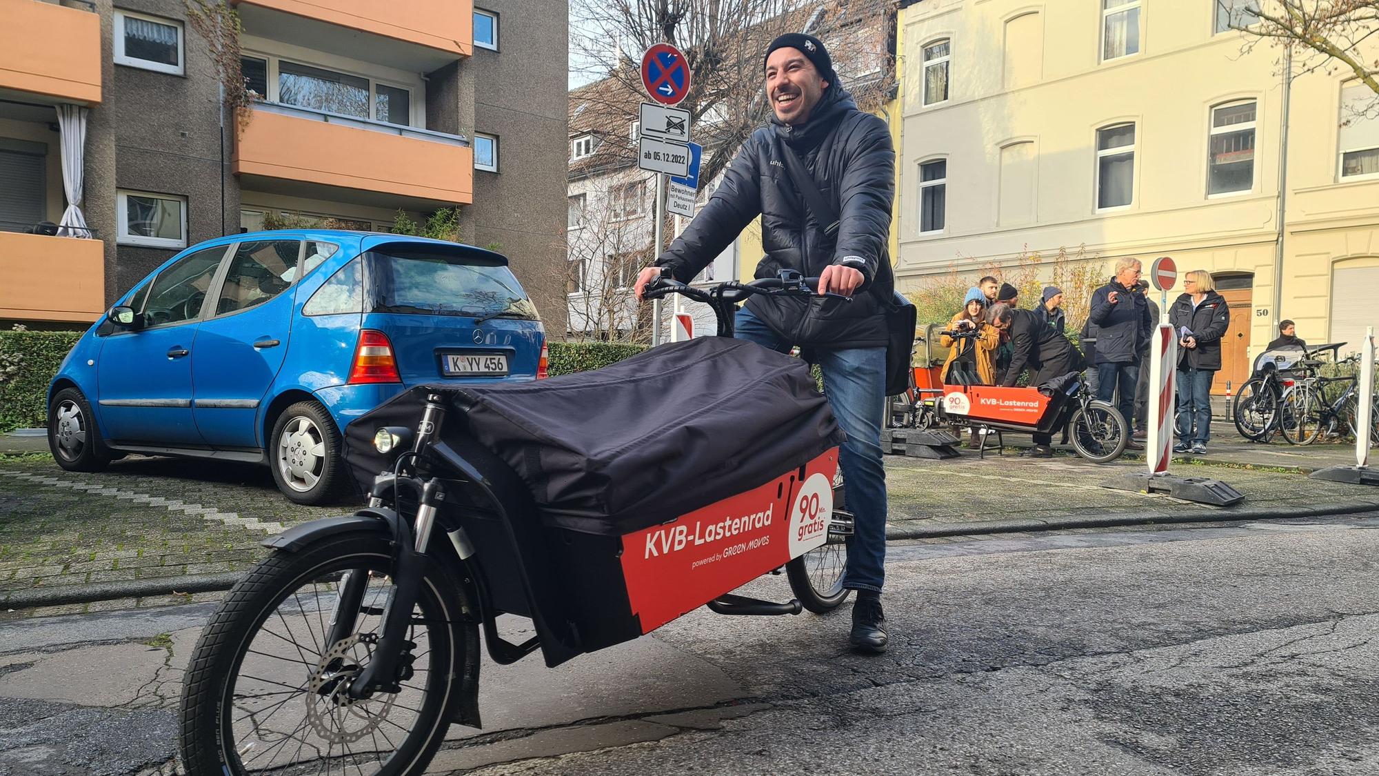 Ein Mann sitzt auf einem Lastenrad der KVB