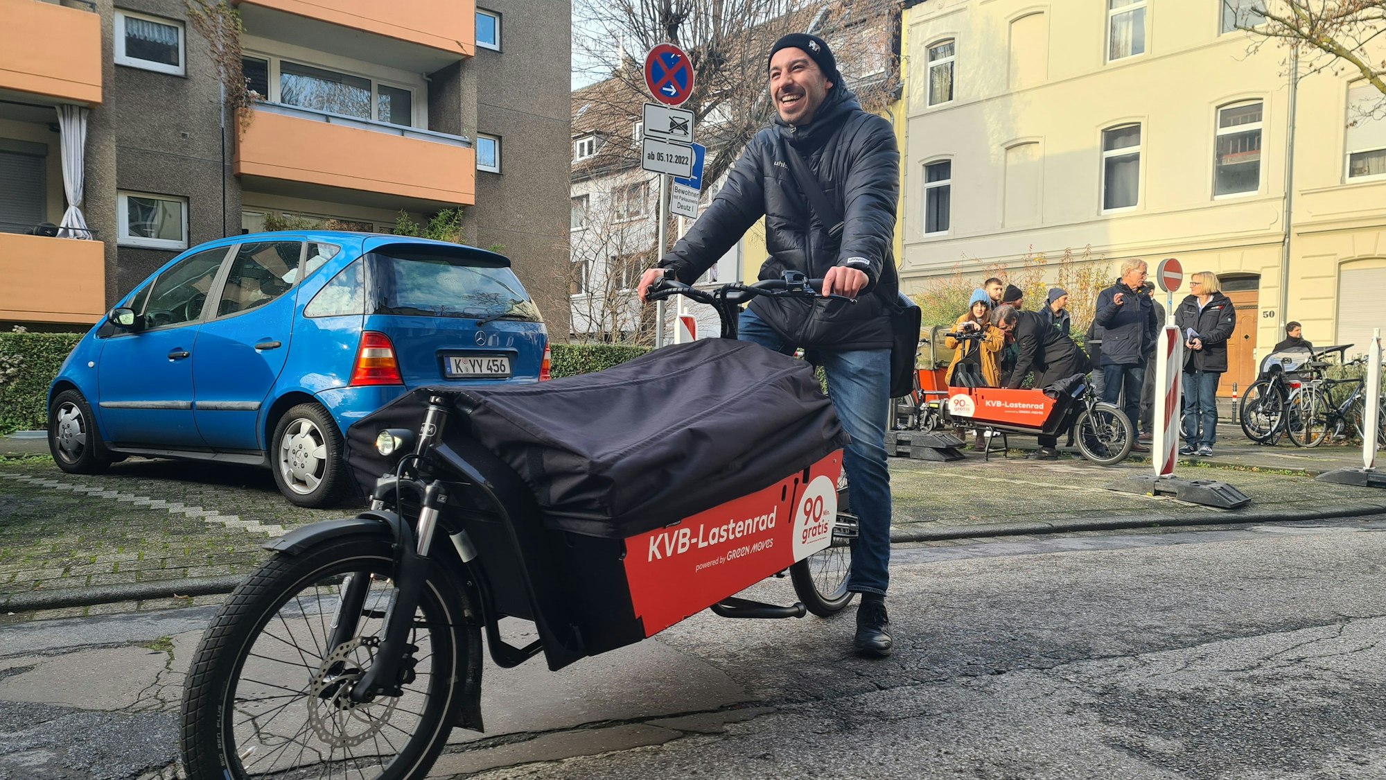 Ein Mann sitzt auf einem Lastenrad der KVB