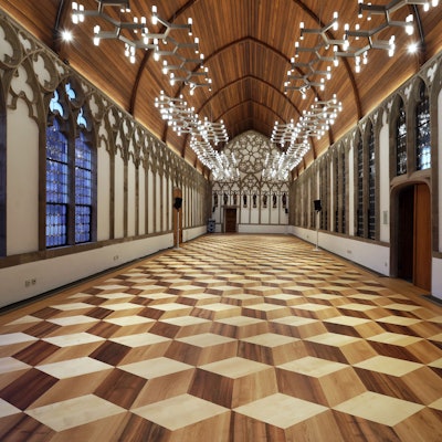 Das neue Parkett im Hansasaal des Rathauses hat ein 3D-Muster.