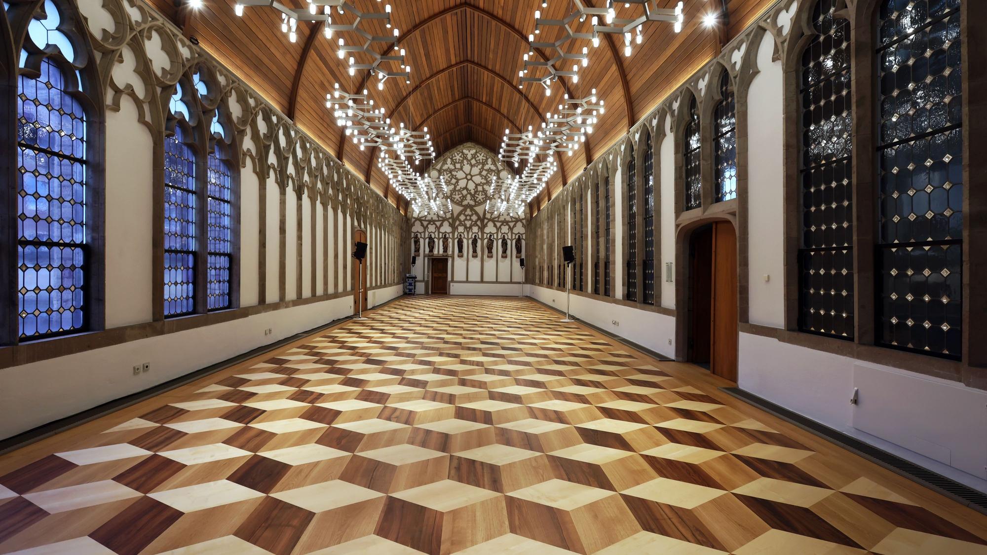 Das neue Parkett im Hansasaal des Rathauses hat ein 3D-Muster.