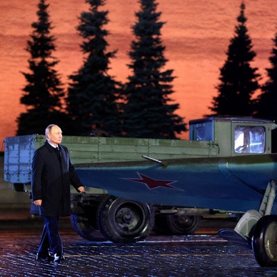 Wladimir Putin, Präsident von Russland, betrachtet ein sowjetisches Kampfflugzeug (Symbolbild)