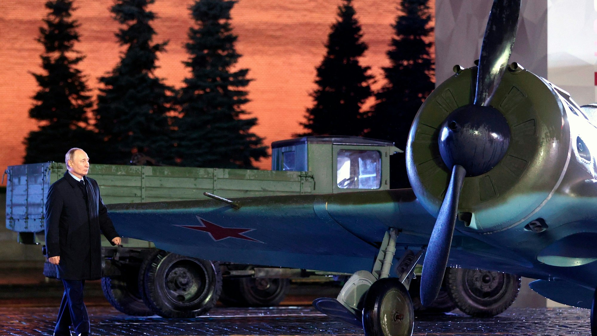 Wladimir Putin, Präsident von Russland, betrachtet ein sowjetisches Kampfflugzeug (Symbolbild)