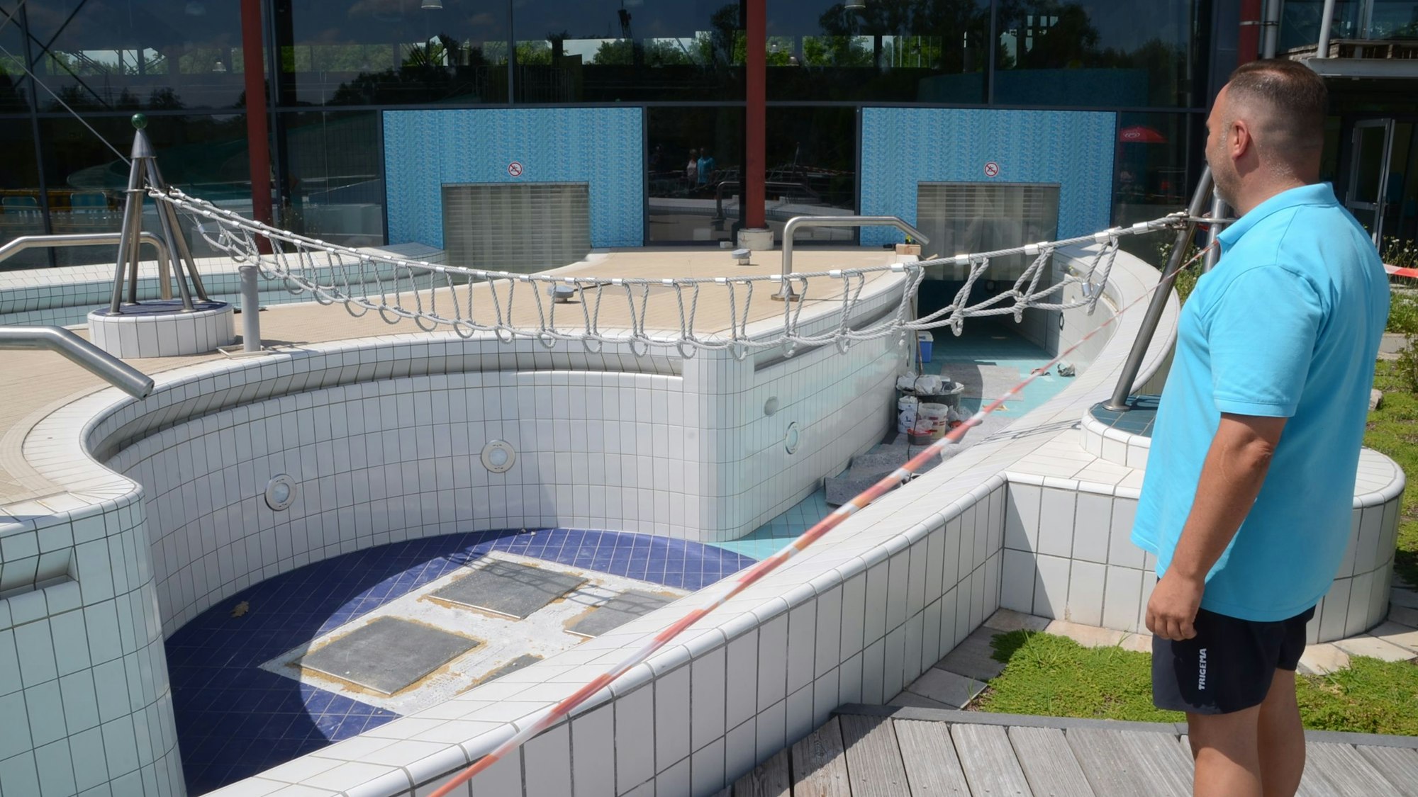 Ein Angestellter steht vor einem leeren Becken im Aggua-Bad, Troisdorf.