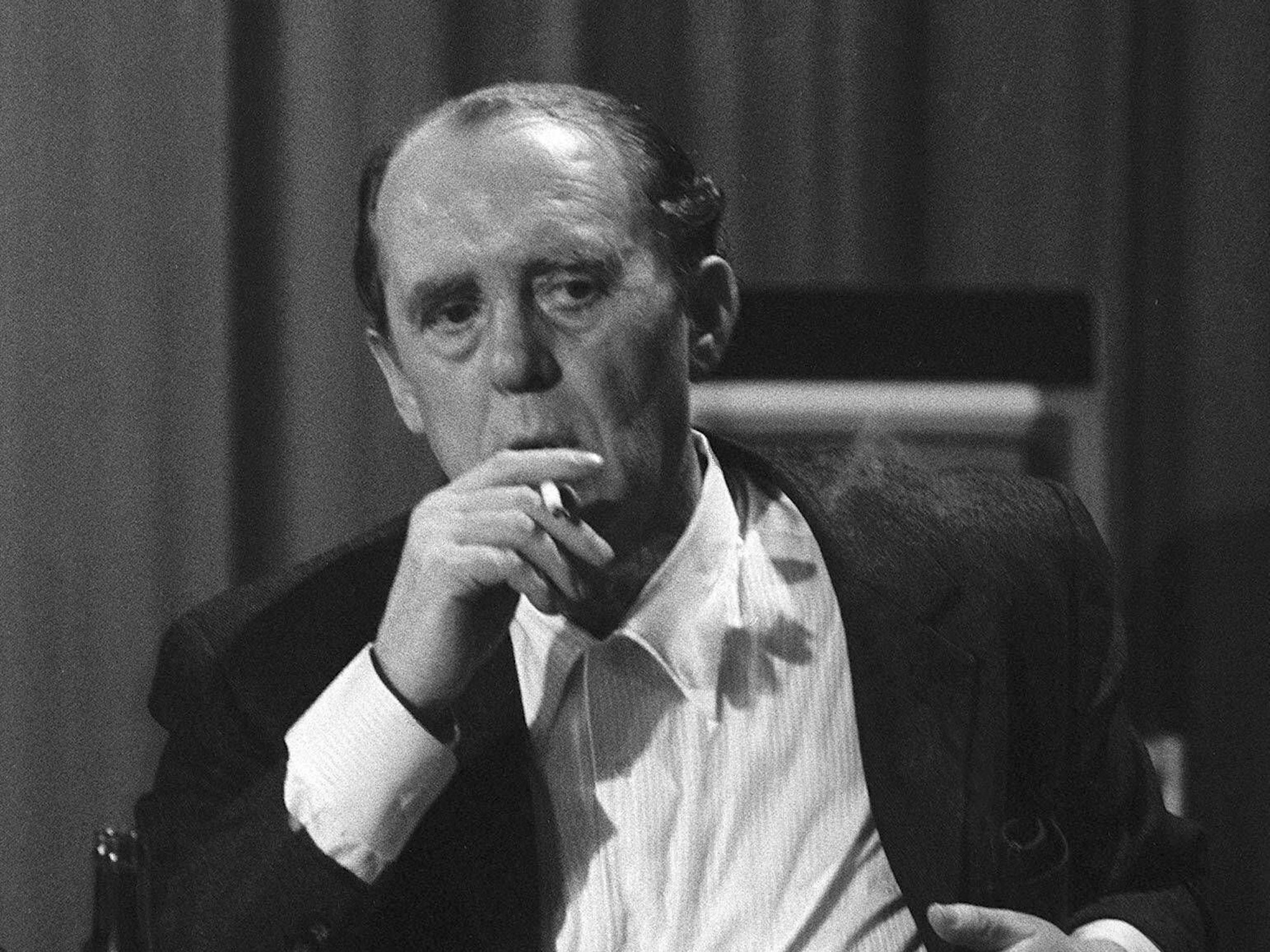Schriftsteller Heinrich Böll rauchend mit einer Zigarette in der Hand während einer Tagung des Schriftstellerverbandes P.E.N.