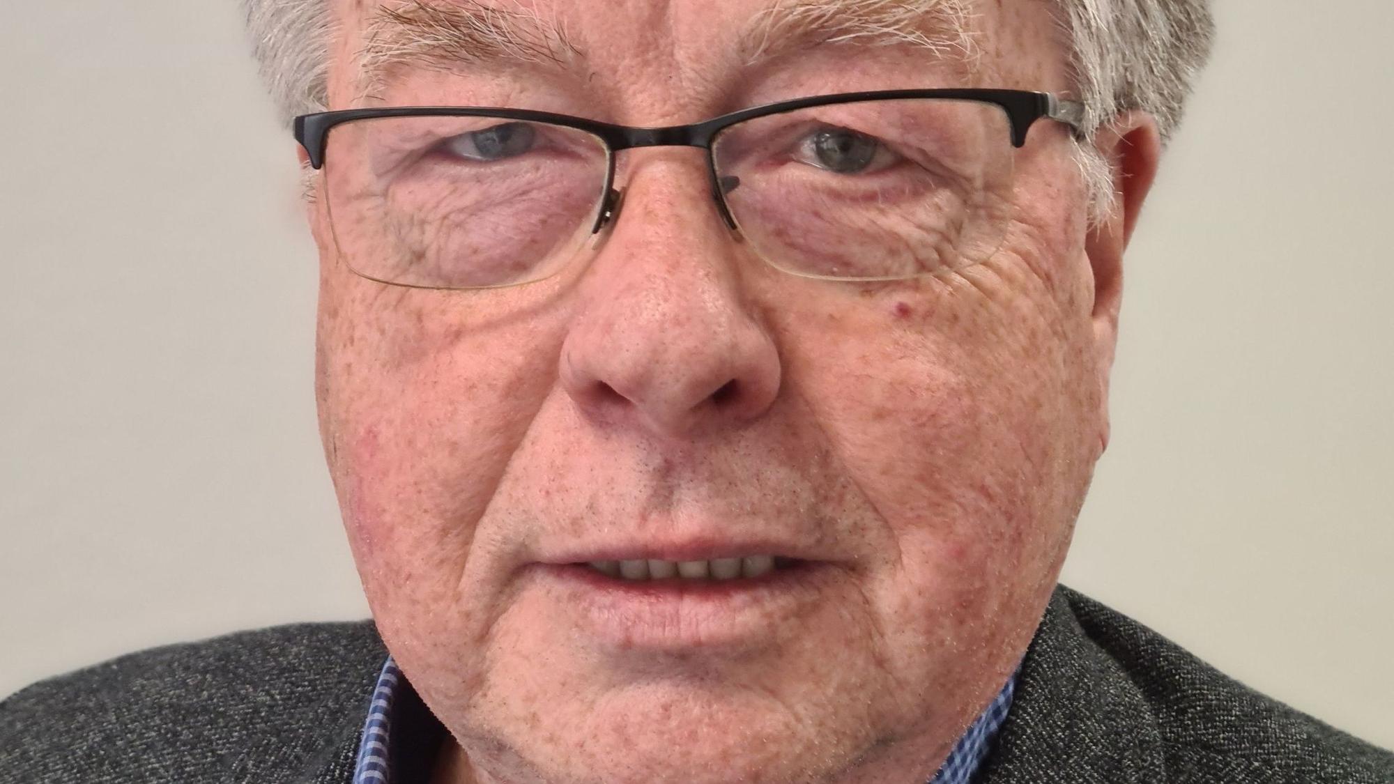 Das Foto zeigt den Fraktionsvorsitzenden der Linken im Kreistag, Hans Decruppe.