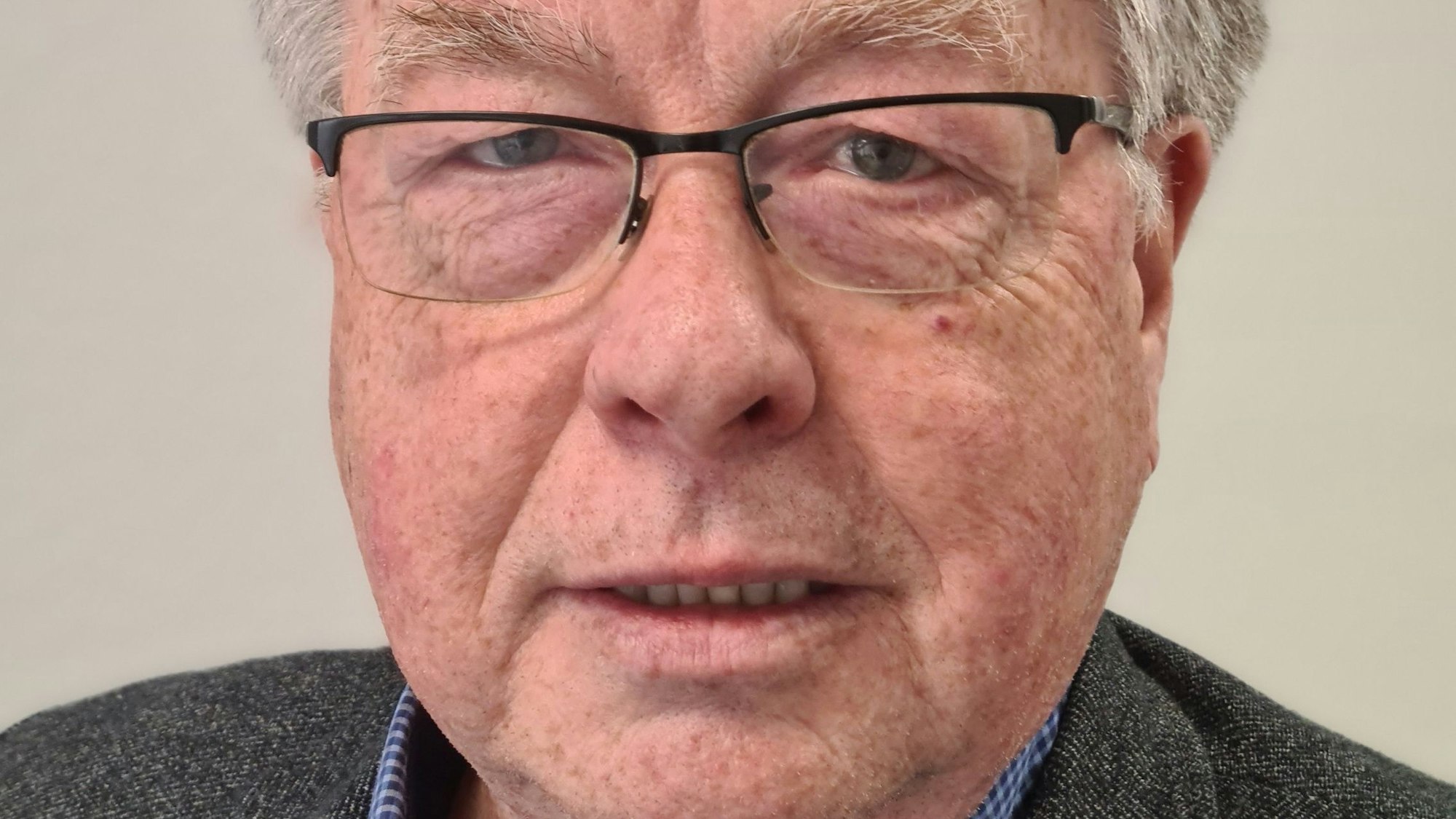 Das Foto zeigt den Fraktionsvorsitzenden der Linken im Kreistag, Hans Decruppe.