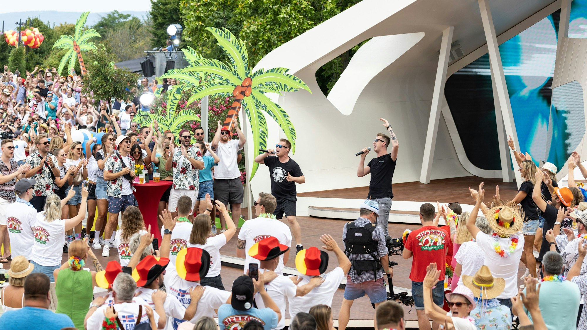 Das Publikum feiert den Auftritt des Schlager-Duos DJ Robin & Schürze mit dem umstrittenen Song „Layla“ im „ZDF-Fernsehgarten“.
