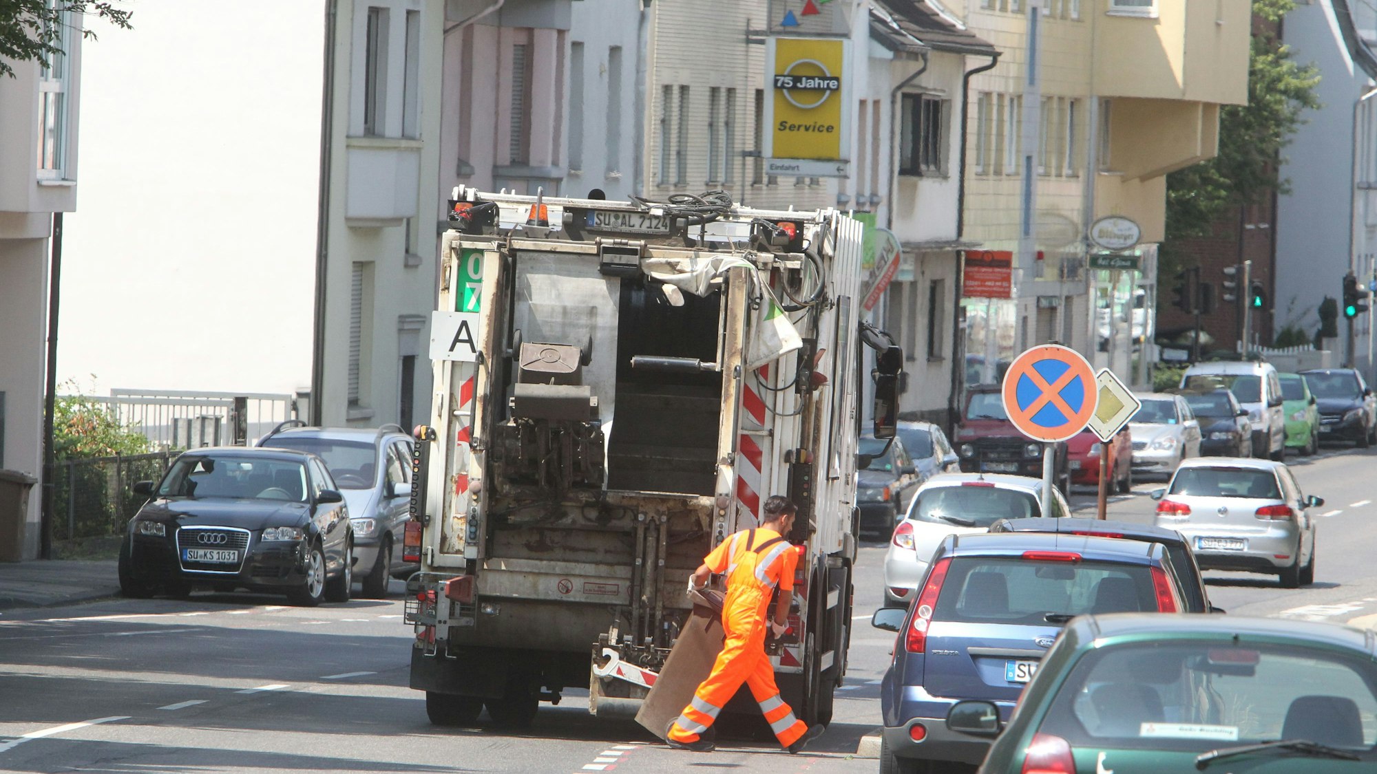 Ein Mitarbeiter der Entsorgungsbetriebe bei der Arbeit.
