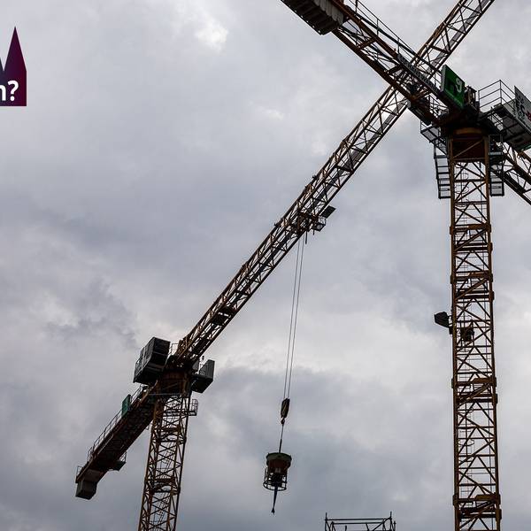 Das Bild zeigt zwei Baukräne auf einer Baustelle in der Innenstadt.