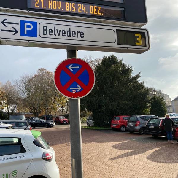 Das Bild zeigt einen Parkplatz mit dem Parkschild Belvedere in Brühl. Der Parkplatz soll im Sommer für vier Wochen gesperrt werden.