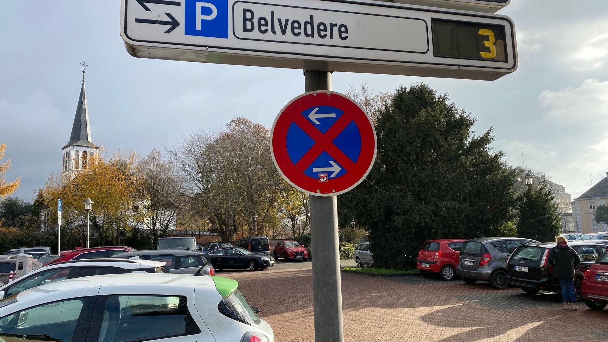 Das Bild zeigt einen Parkplatz mit dem Parkschild Belvedere in Brühl. Der Parkplatz soll im Sommer für vier Wochen gesperrt werden.