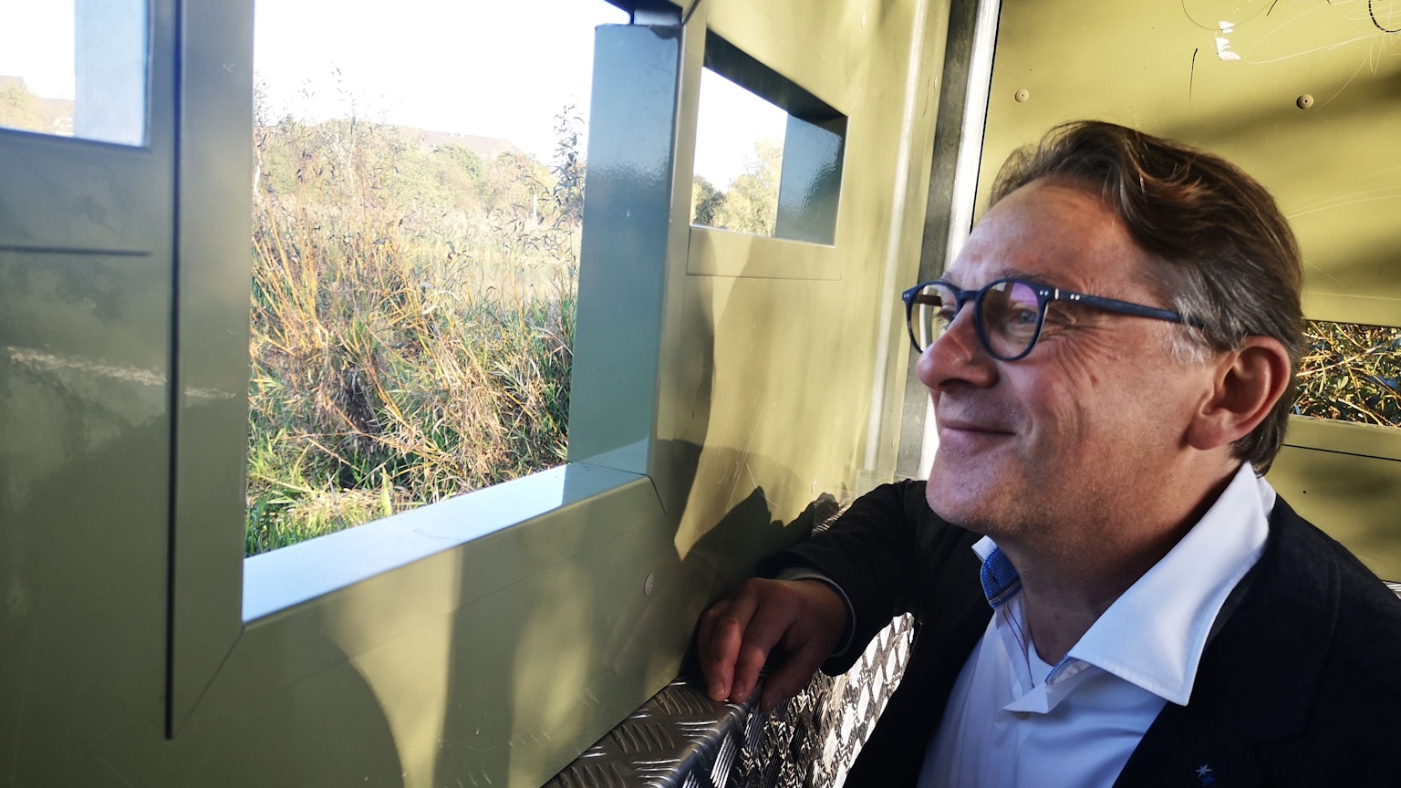 Grünen-Politiker Elmar Gillet blickt aus einem Fenster.