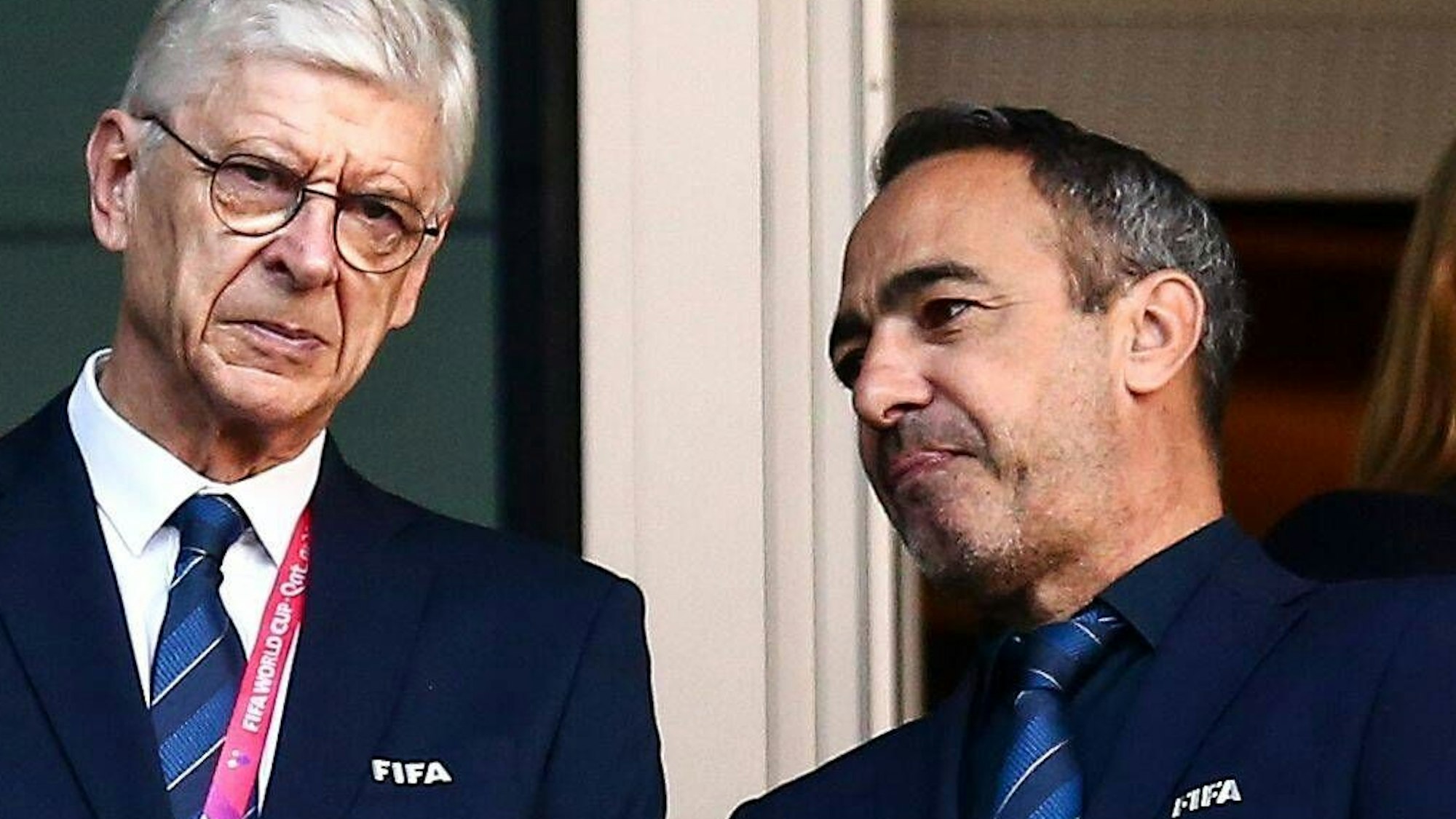 Youri Djorkaeff (r.) im Gespräch mit Arsene Wenger