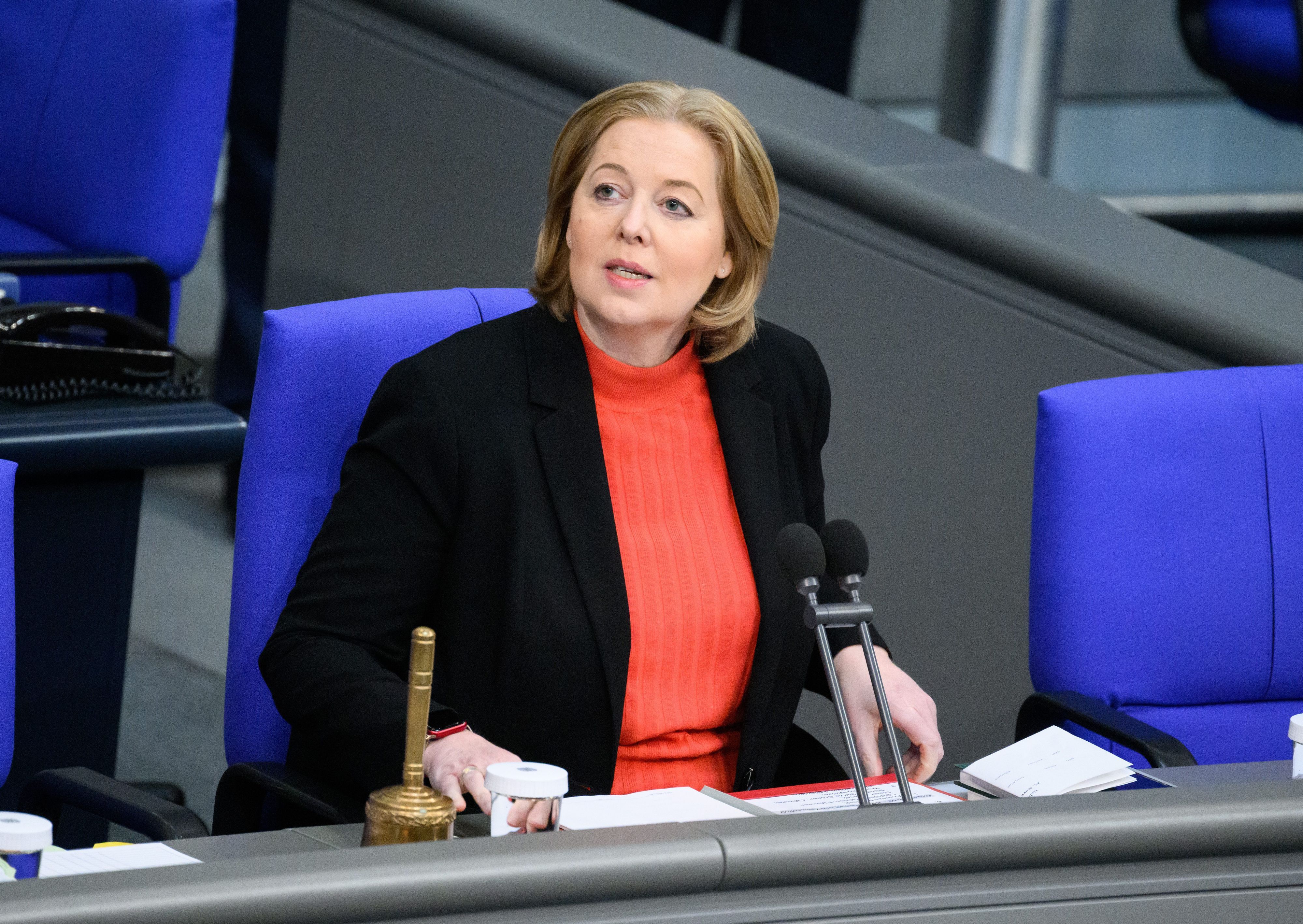 Bundestagspräsidentin Bärbel Bas (SPD) sitzt bei einer Plenarsitzung im Deutschen Bundestag.