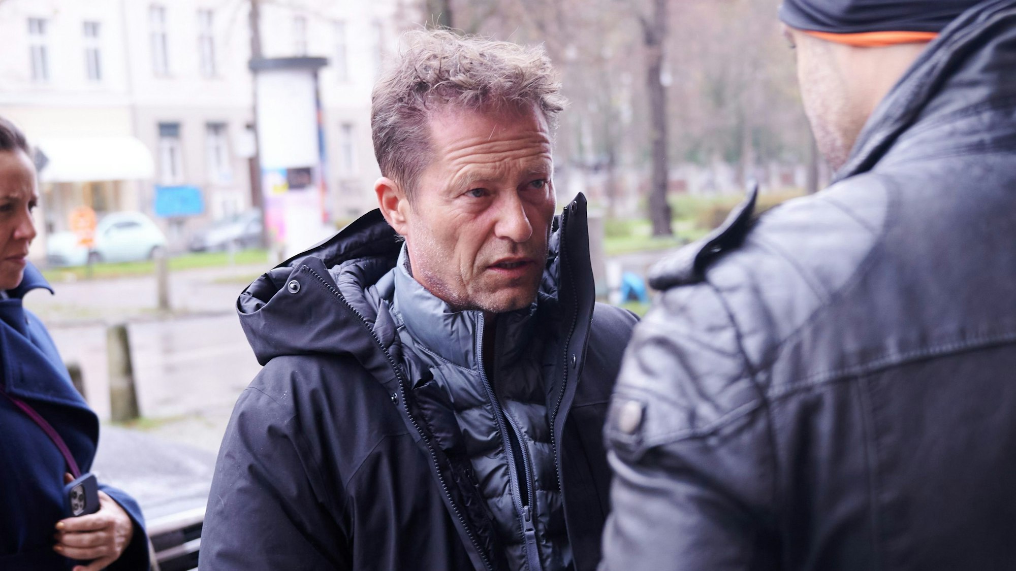 Til Schweiger kommt mit Ex-Ehefrau Dana Schweiger (l) und Tochter Lilli Schweiger (verdeckt) zur Trauerfeier von Rainer Schaller in Berlin.