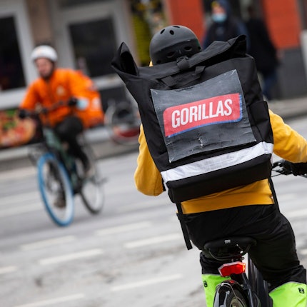 Ein Lieferant des Lieferdienstes Gorillas fährt auf einem Fahrrad.
