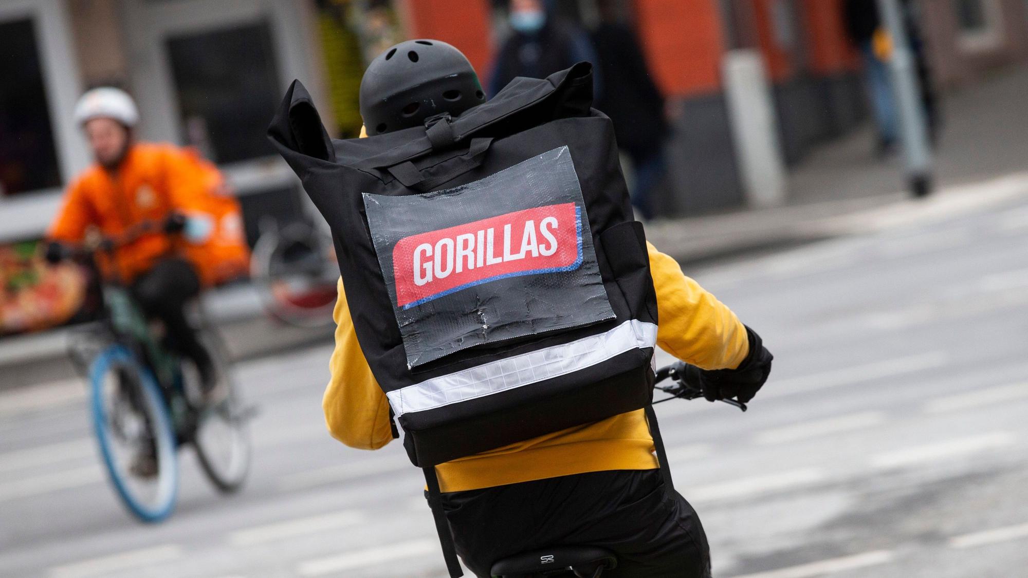Ein Lieferant des Lieferdienstes Gorillas fährt auf einem Fahrrad.