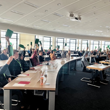 Jugendliche stimmen per Handzeichen ab in der Sitzung des Leverkusener Jugendstadtrates 2022