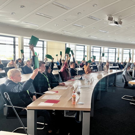 Junge Leute in Leverkusens Ratssaal auf der ersten Sitzung des Jugendstadtrats Ende Oktober 2022