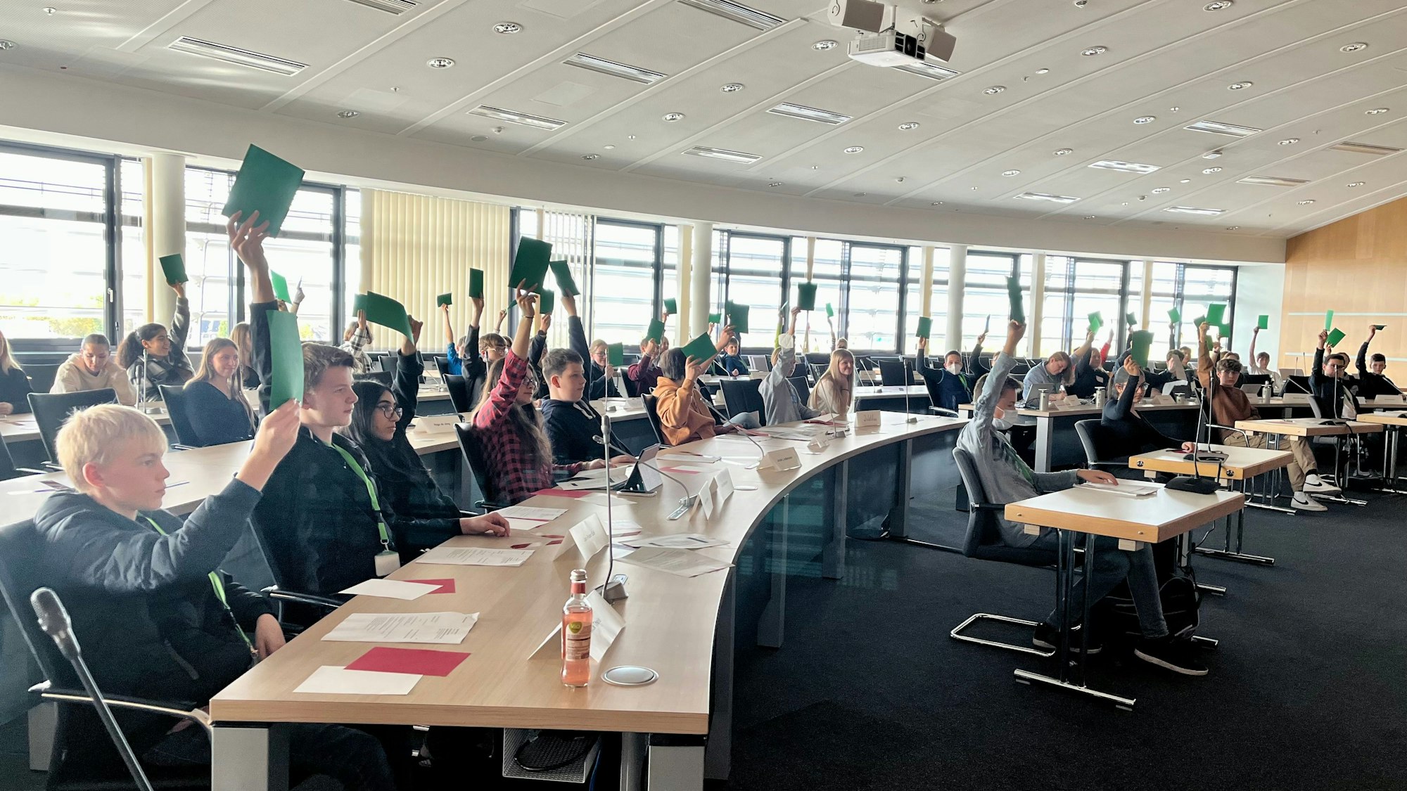 Jugendliche bei Abstimmung im Ratssaal