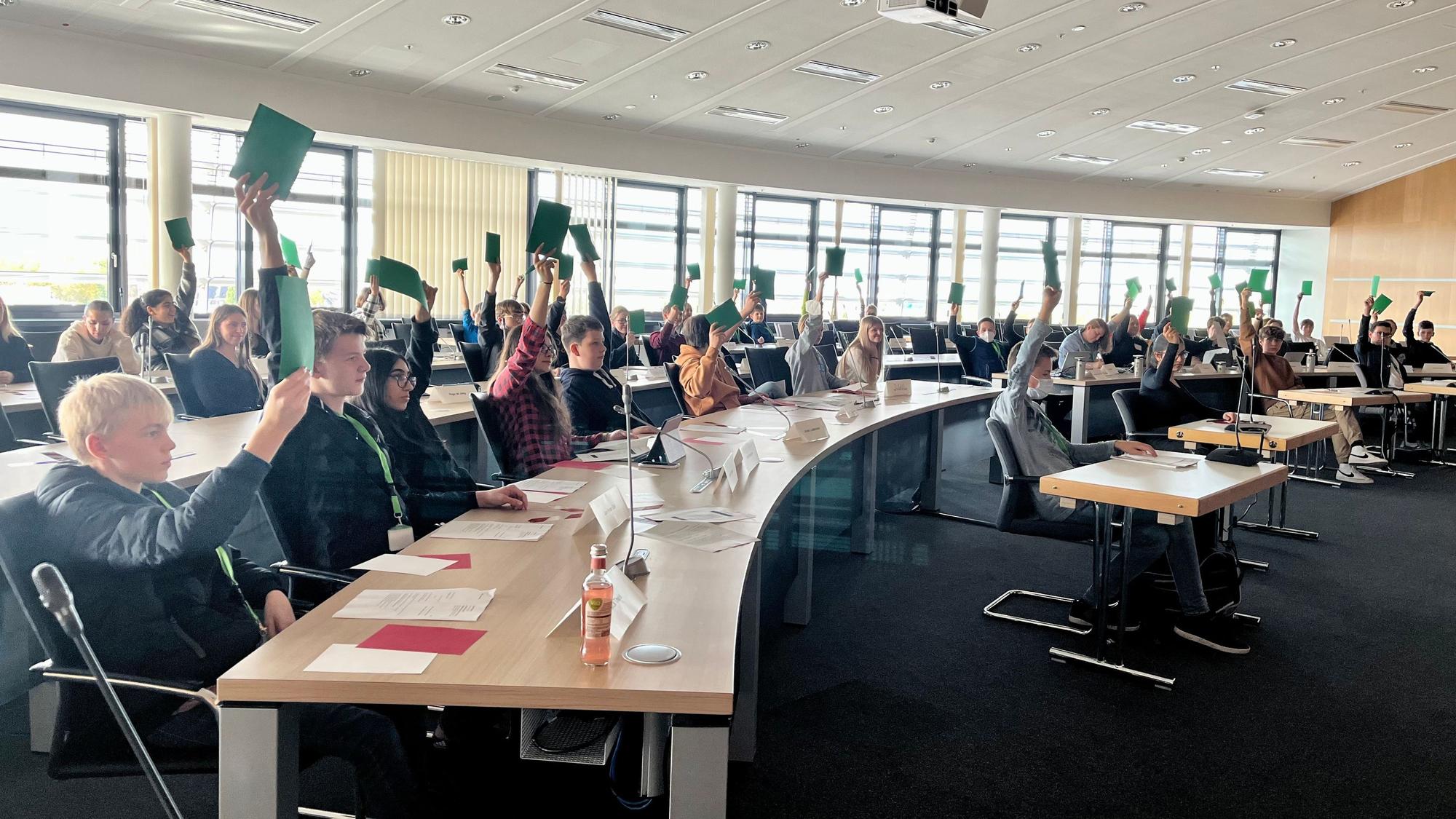 Jugendliche stimmen per Handzeichen ab in der Sitzung des Leverkusener Jugendstadtrates 2022