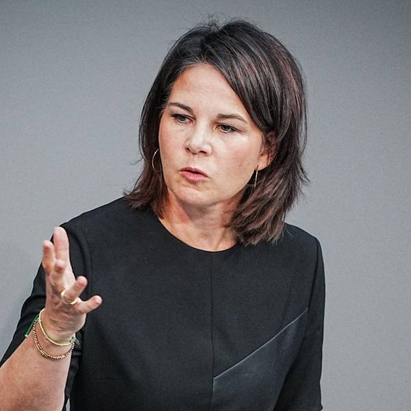 Annalena Baerbock (Bündnis 90/Die Grünen), Außenministerin, spricht im Bundestag und gestikuliert damit in Richtung Plenum. (Symbolbild)