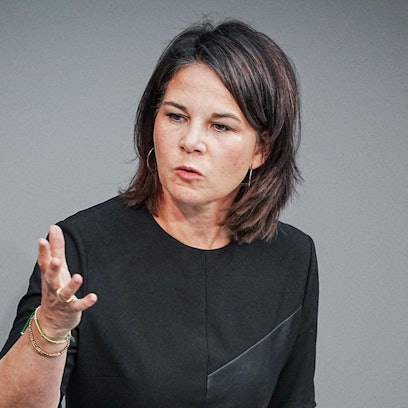 Annalena Baerbock (Bündnis 90/Die Grünen), Außenministerin, spricht im Bundestag und gestikuliert damit in Richtung Plenum. (Symbolbild)