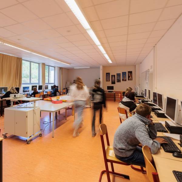 In der Bielsteiner Sekundarschule TOB sitzen Schülerinnen und Schüler im Computerraum.