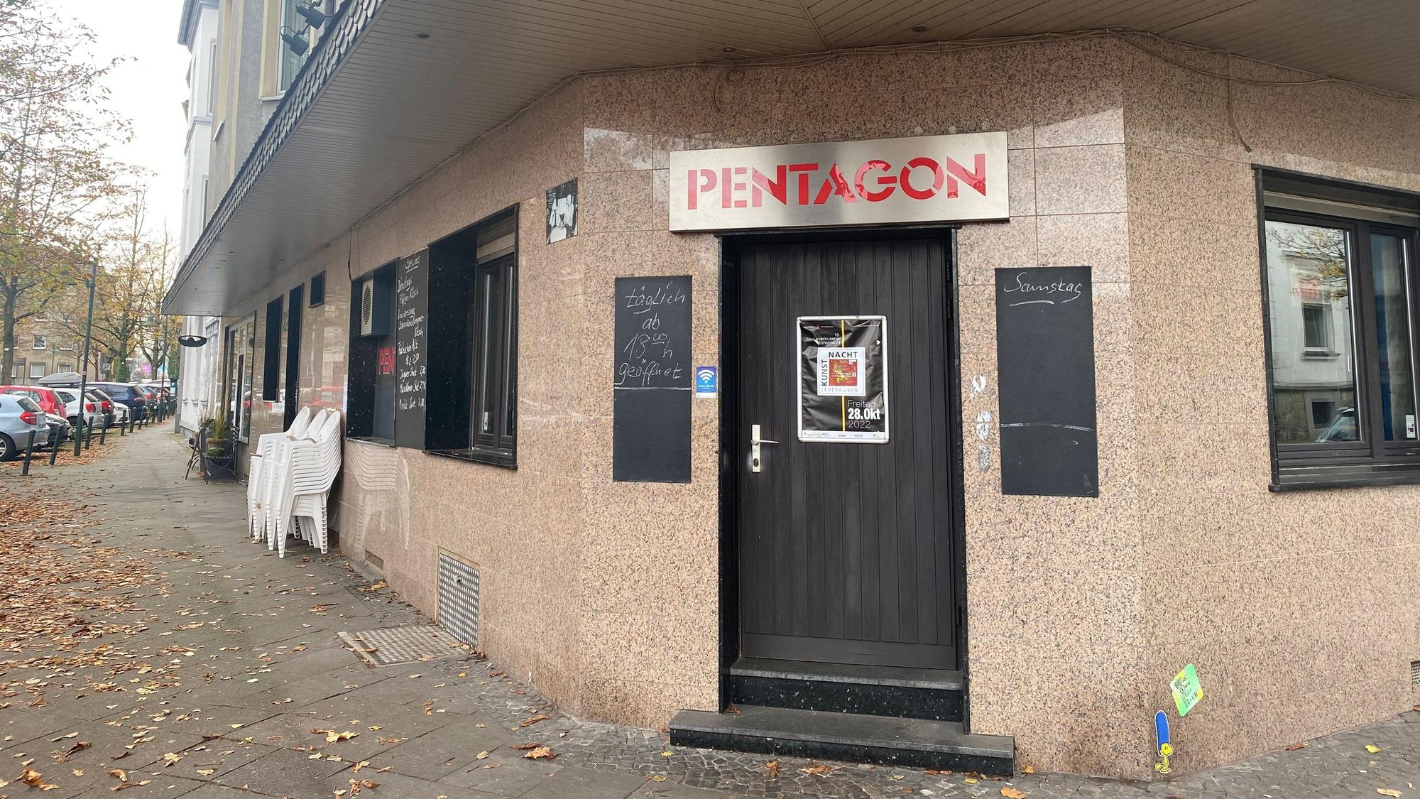 Blick auf die geschlossene Außentür der Kneipe Pentagon