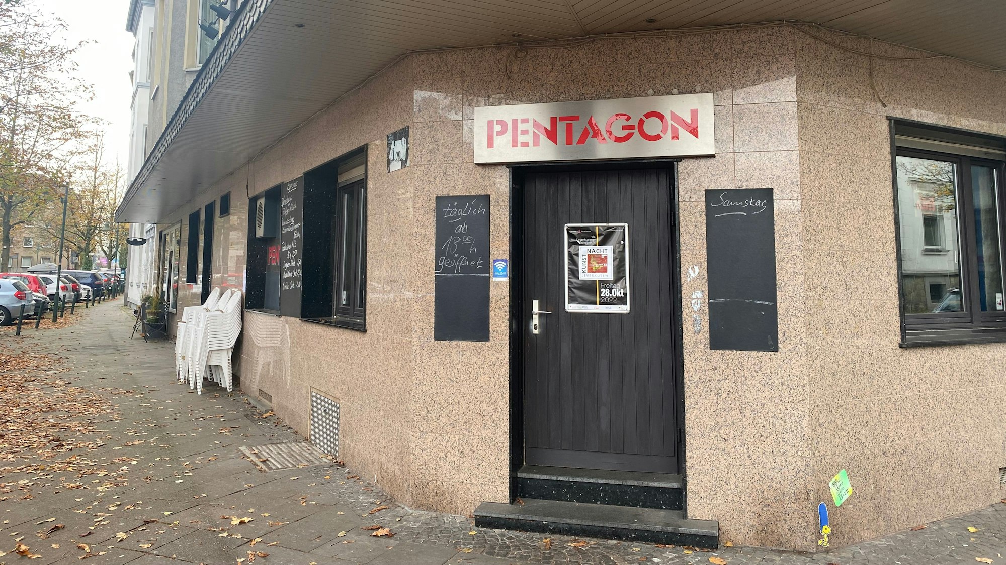 Blick auf die geschlossene Außentür der Kneipe Pentagon