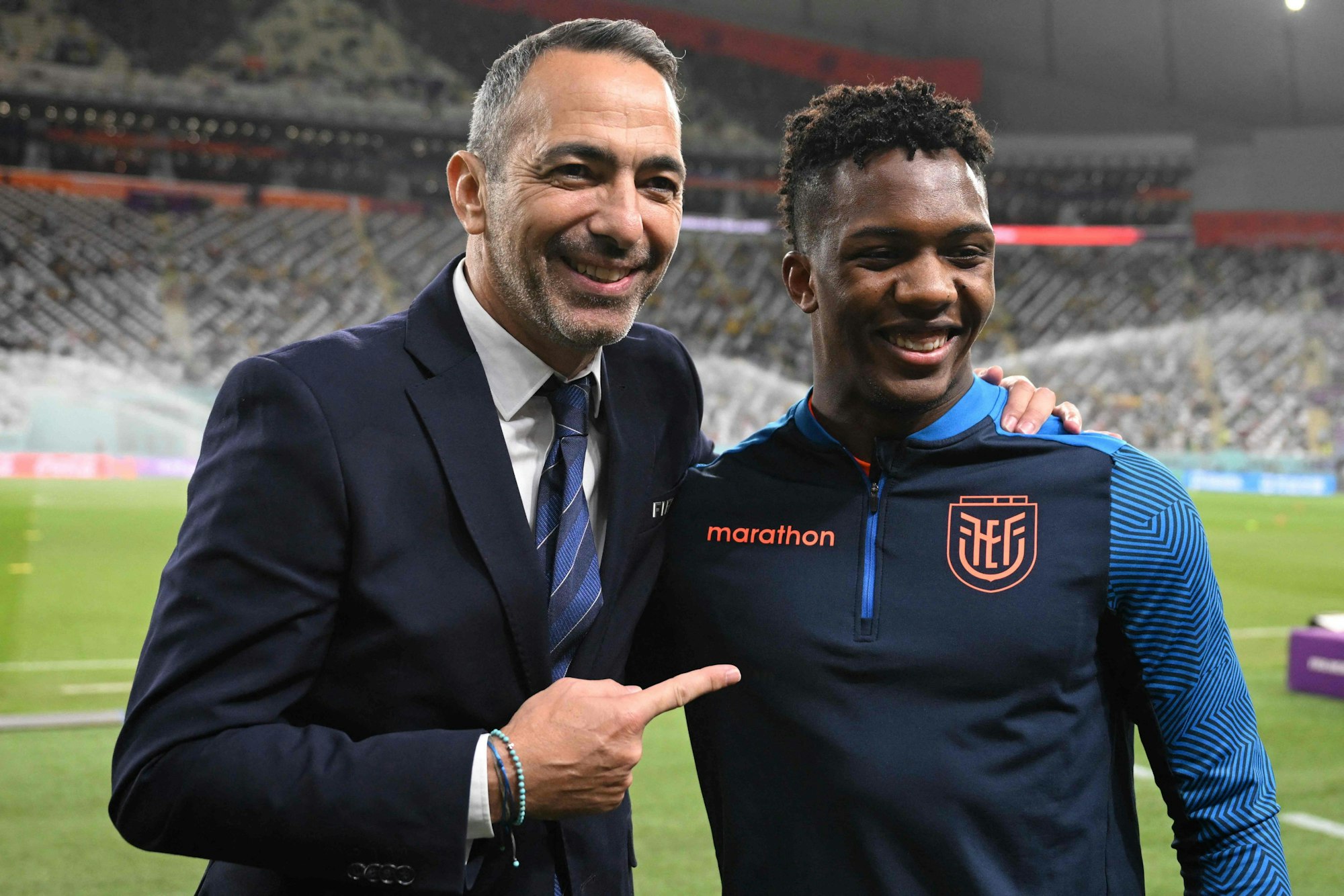 Youri Djorkaeff (l) neben dem Strürmer Djorkaeff Reasco (r) aus Equador.