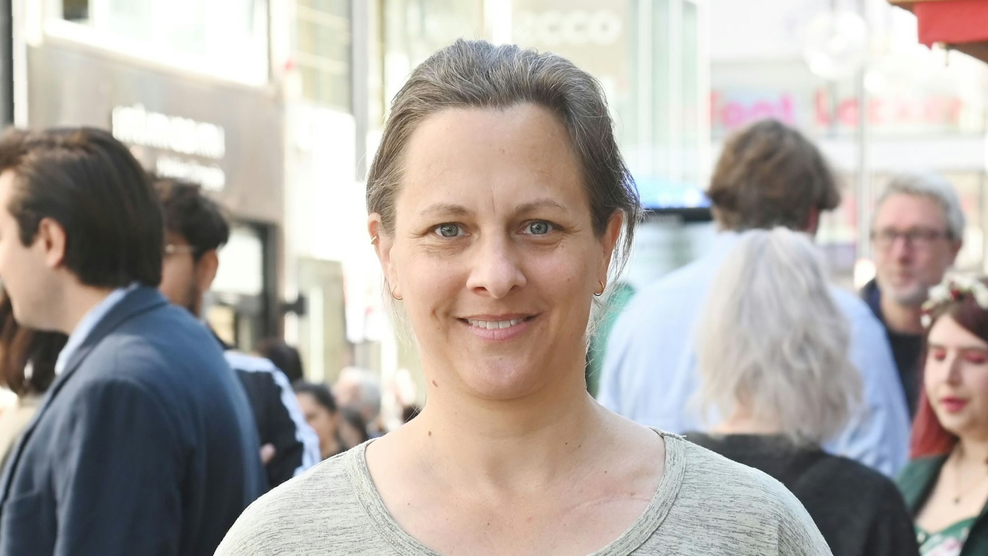 Nicolin Gabrysch (Klimafreunde) hält während einer Wahlkampfveranstaltung einen Flyer in der Hand.