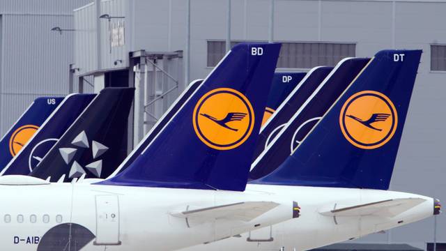 Die Heckflossen eines Lufthansa-Flugzeugs sind zu sehen. Auf den blauen Heckflossen ist das Logo der Lufthansa in Gelb abgebildet. (Symbolbild)