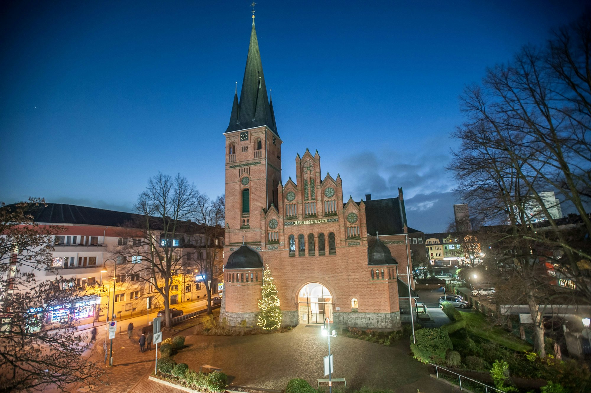 Wiesdorf evangelische Kirche am Abend. Foto: Ralf Krieger