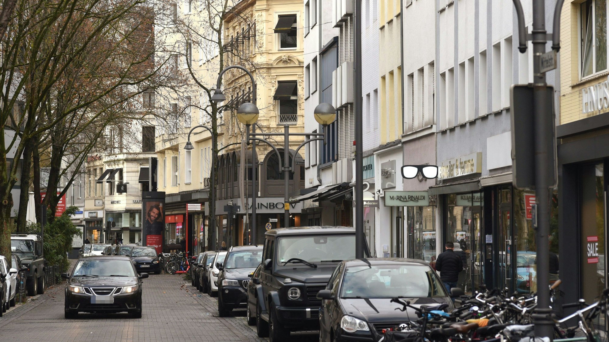 Blick in die Mittelstraße mit Pkw am Straßenrand.
