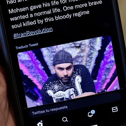 Auf einem Handybildschirm ist ein Bild des am Donnerstag im Iran hingerichteten Mohsen Shekari zu sehen. Der Iran will am harten Kurs im Umgang mit den Protesten festhalten.