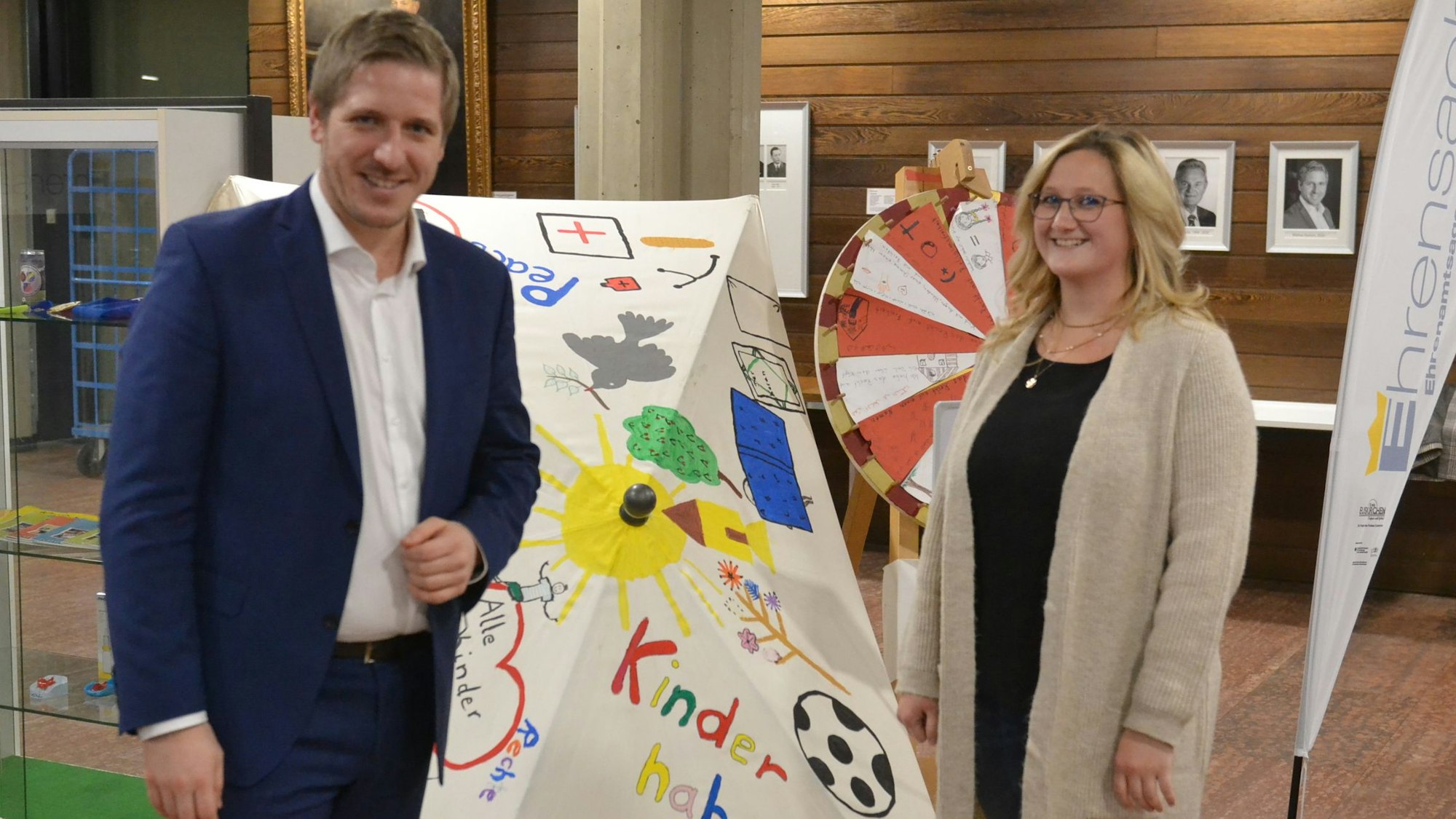 Der Euskirchener Landrat Markus Ramers und Projektleiterin Tamara Empt präsentieren einige Exponate der Ausstellung „Ehrenamt ist Ehrensache“.